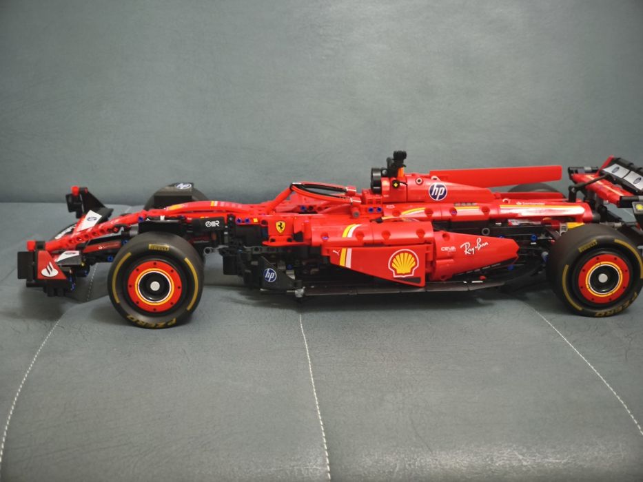 Идеальный подарок на новый год.Продам Лего формула 1 Феррари. Собранны