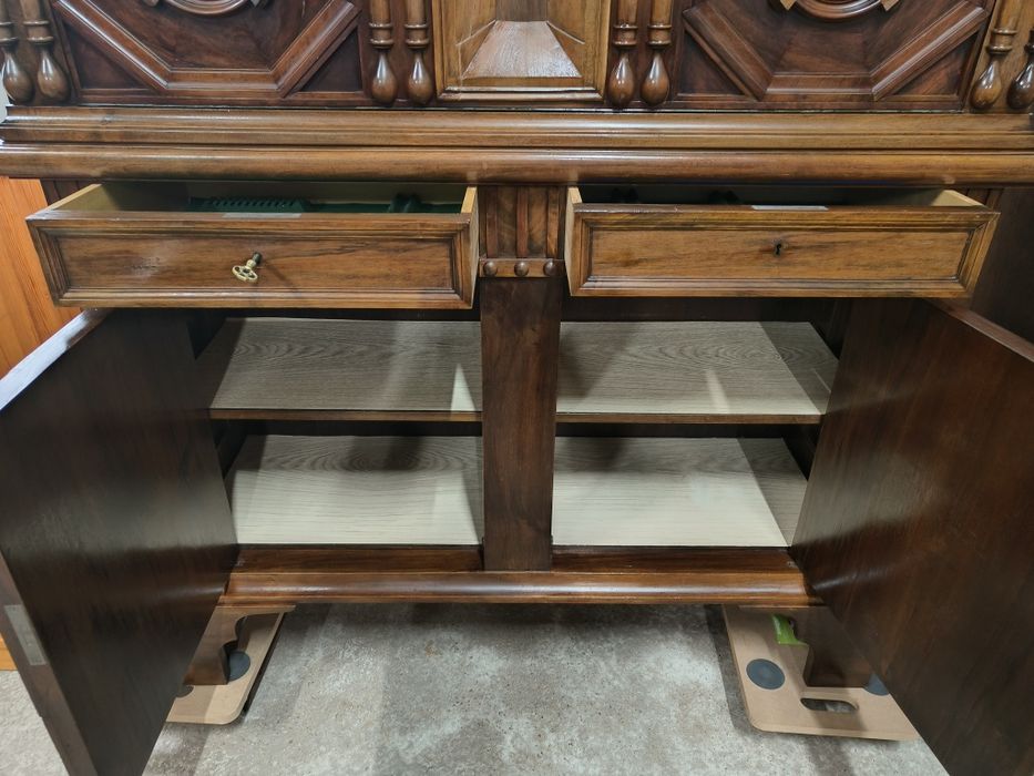 Уникален дъбов шкаф с неповторим дизайн