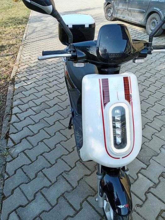 Scuter electric cu permis, baterie li-ion, doar 800km