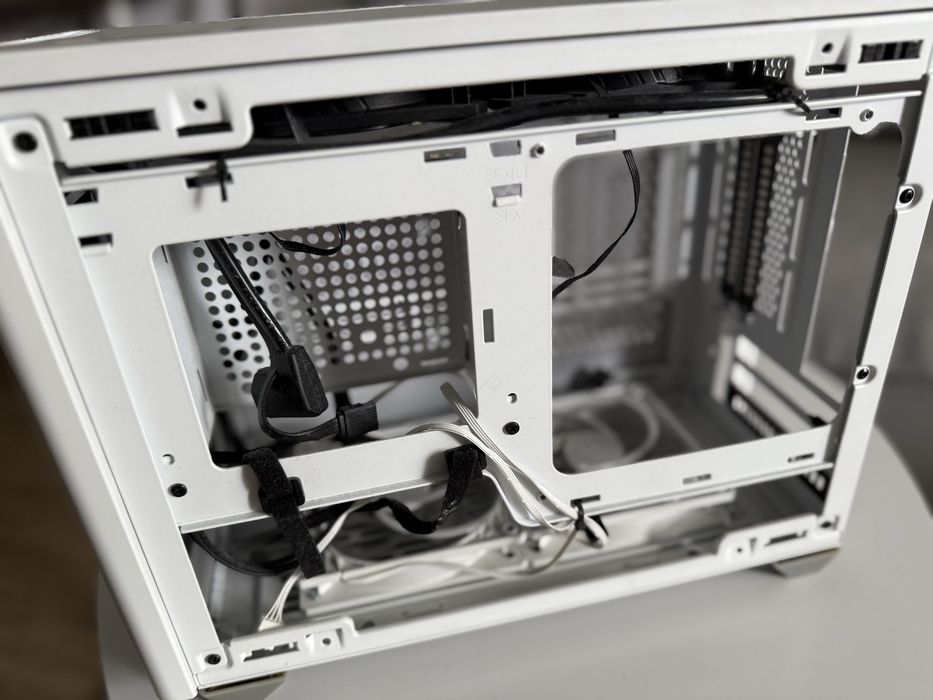 Carcasa Cooler Master NR200P mini ITX mesh + tempered glass panel