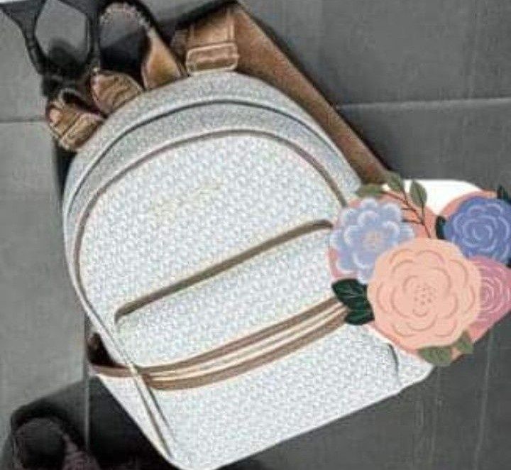 Rucsac Michael Kors, logo metalic auriu,dimensiune medie,saculet, etic