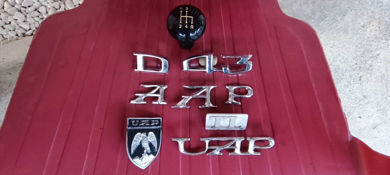Emblema originala UAP are peste 40 de ani si piese dacia 1300