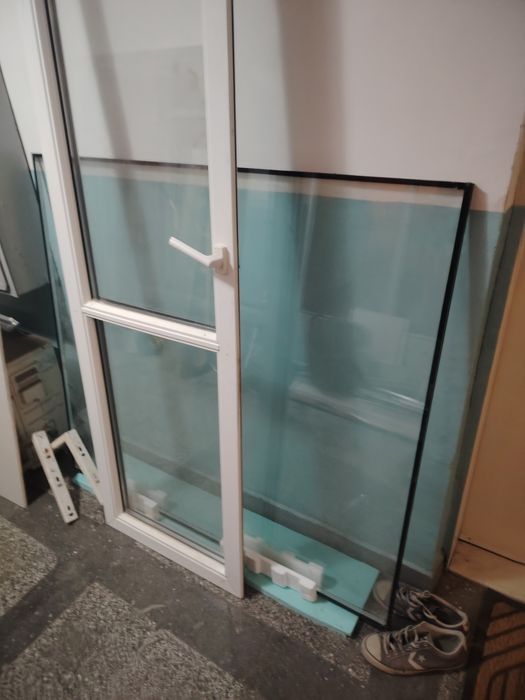 Дограма , врата и прозорец.