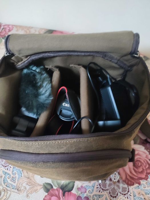 Продавам много запазен Canon EOS R50