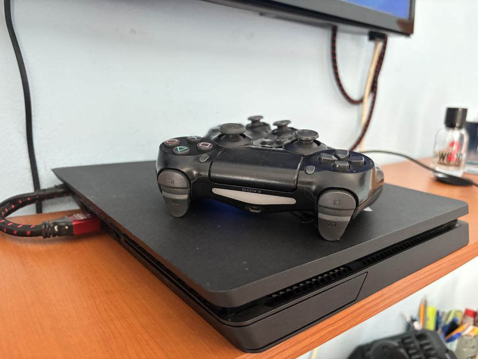Playstastion 4 cu 2 manete si 8 jocuri