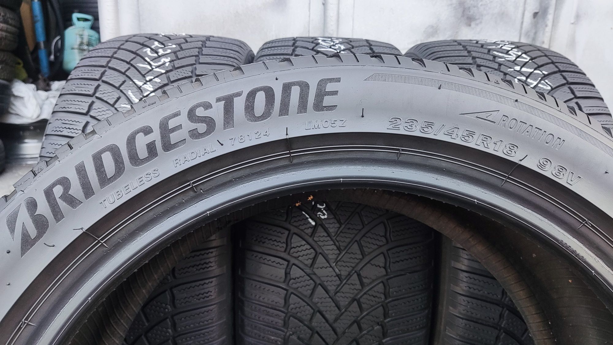 4бр. зимни гуми 235/45/18 Bridgestone Blizzak LM005
dot23 
7mm
Добро с