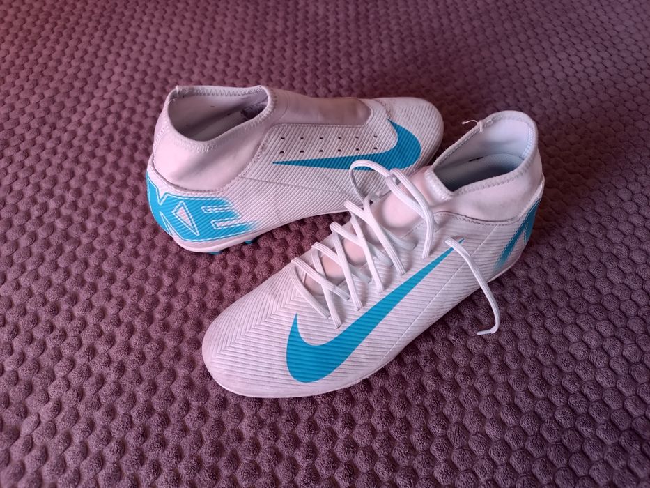 Маратонки и бутонки  NIKE и Converse