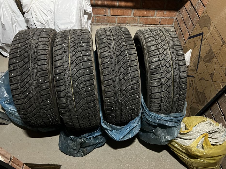 Продам зимнию шипованню резину на Камри 40