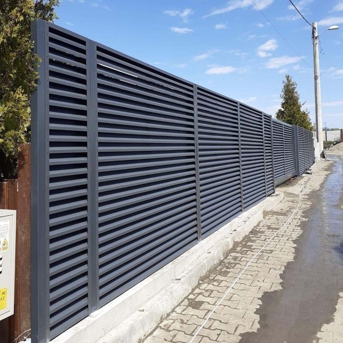 Realizăm garduri din șipcă metalică