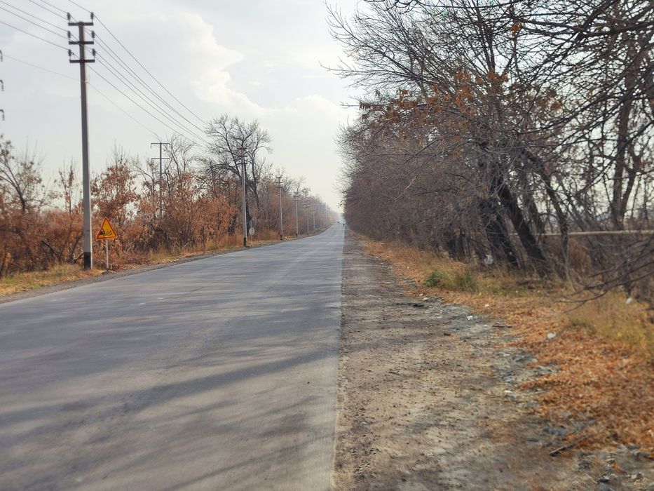 Участок вдоль дороги 6 соток 
Продаётся участок 6 соток (ЛПХ) с ф