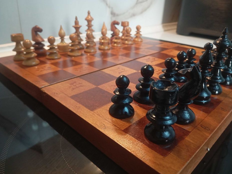 Шах с дървени фигури
