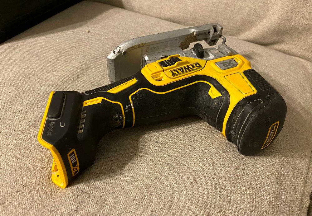 Fierastrau vertical DEWALT DCS335 pe 18V Brushless - corp