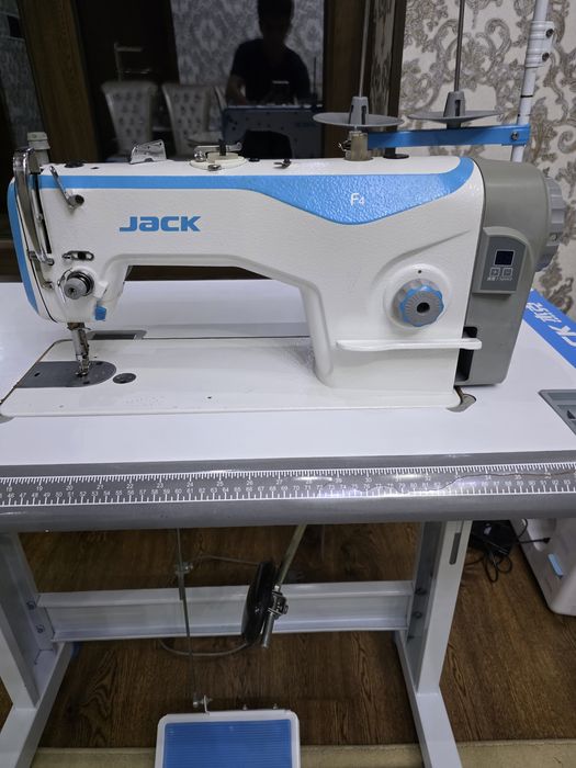 Продаётся швейная машина Jack F4