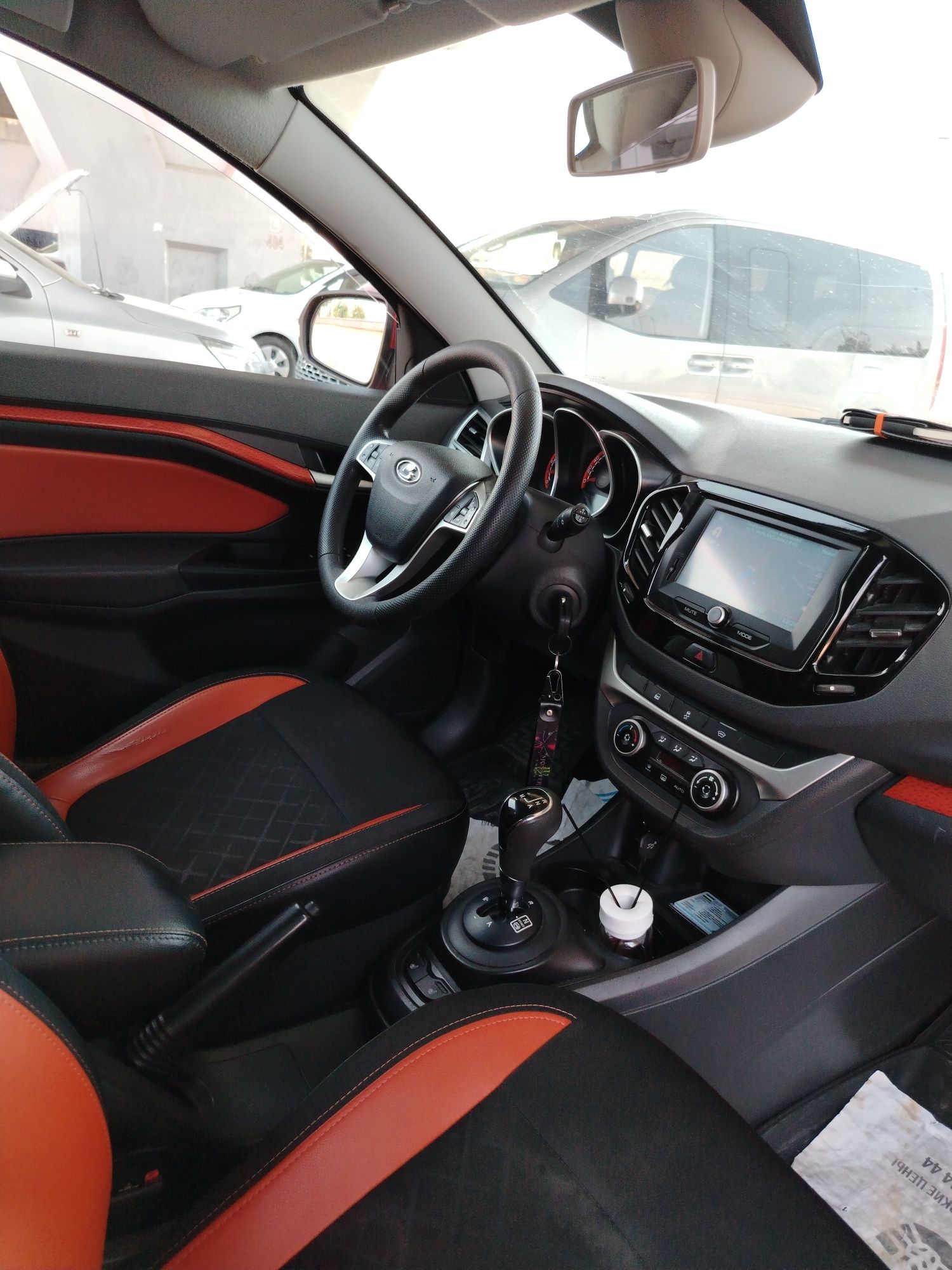 Lada vesta cross faqat srocni sotiladi