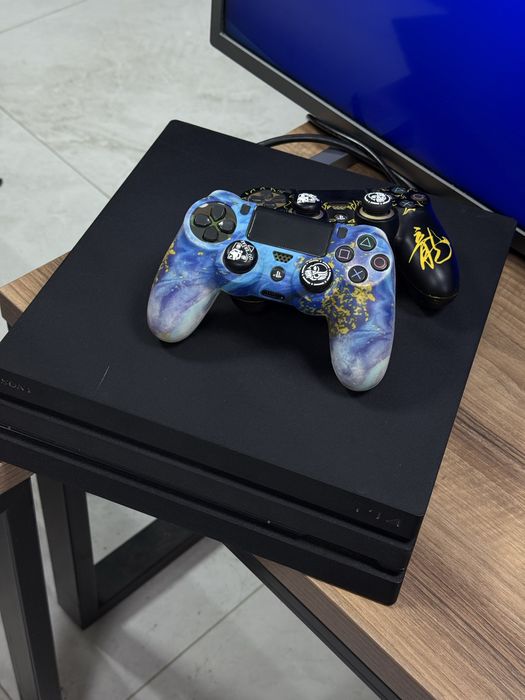 Sony PlayStation 4 Pro + PS Plus Deluxe 1 год. PS4 Pro 1TB
