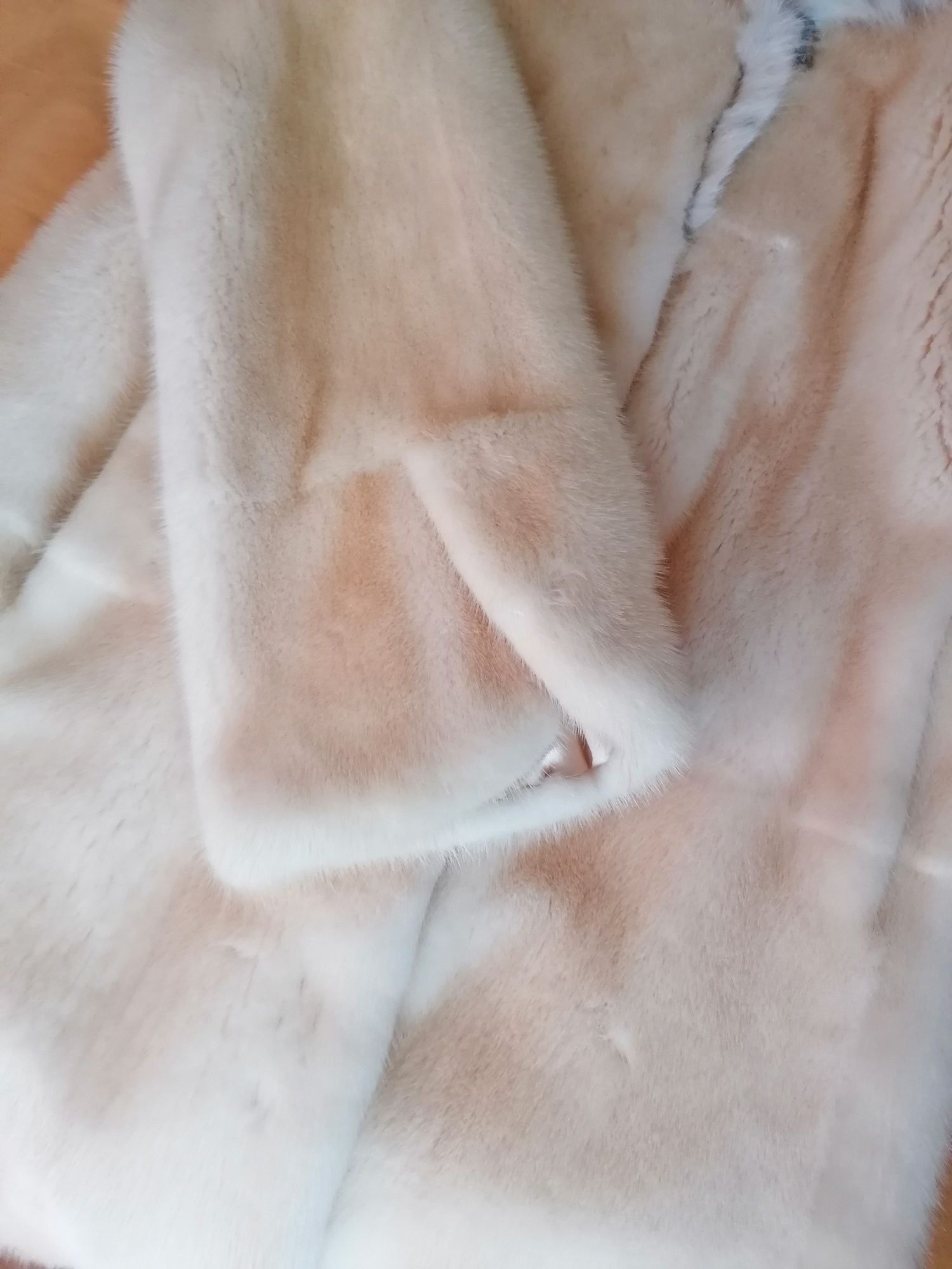 Vand haina de blana naturala vizon cu guler linx