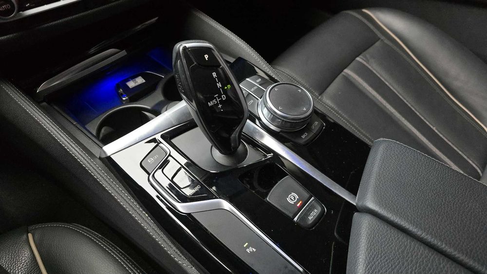 BMW 5-Series 520i Luxury   02