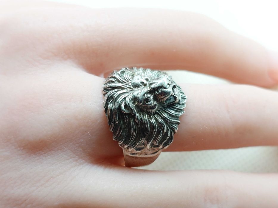 Inel din argint – cap de leu, relief masiv
