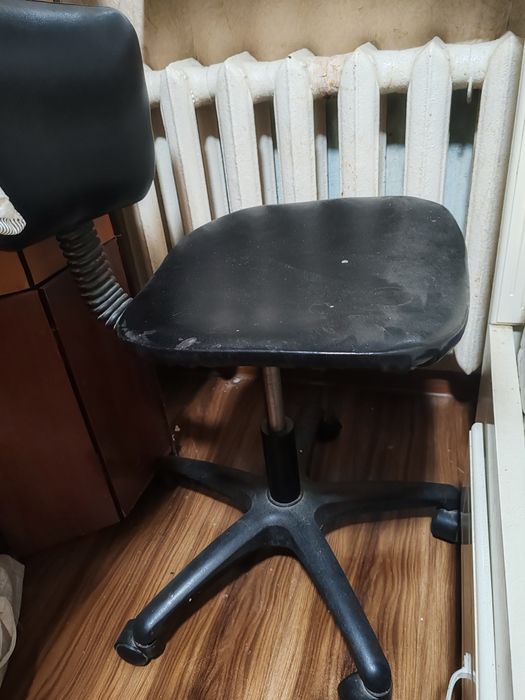 Стул на колёсиках, тумба с 2 ящиками