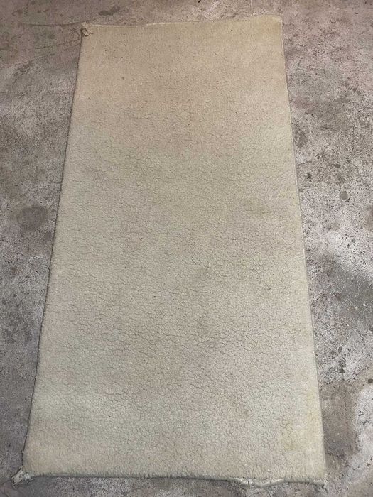 Бял пухкав килим 75×150 см – използван