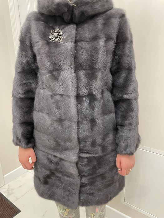 Норковая шуба темно-графитового цвета.