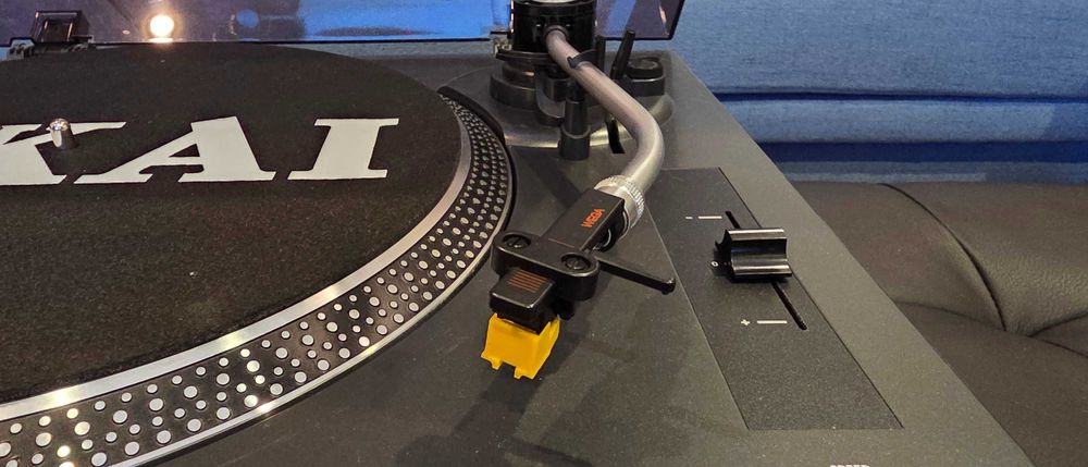 Продавам перфектен грамофон AKAI ATT05U