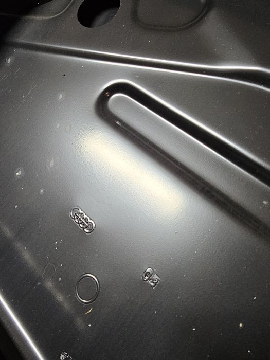 Capota noua originala Audi A8 / S8 D2

Cod Oe: 4D1 823 029 Q

Se poate