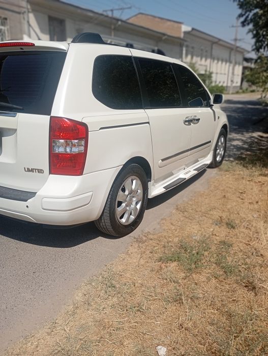Продаёт Kia Carnival 2006