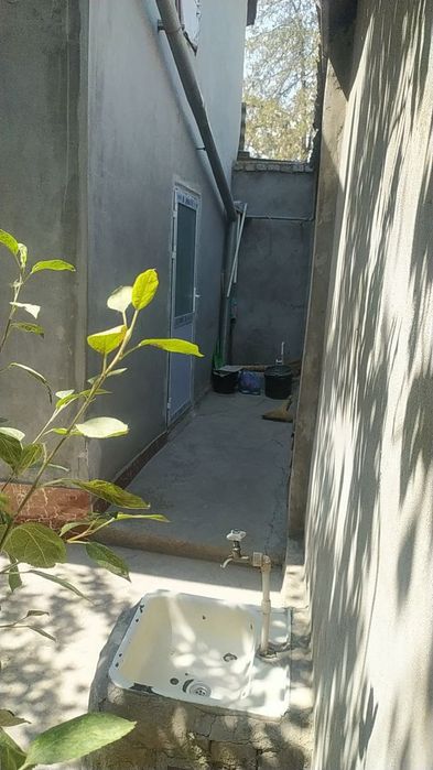 Срочно продается участок сзади рисового рынка 2,1 сотки 3 комнаты