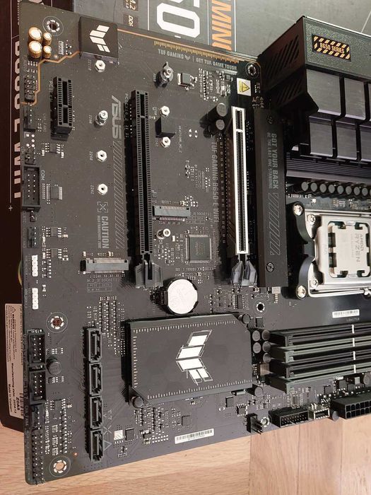 AMD Ryzen 9 9900X + Asus TUF Gaming B650-E Wi-Fi