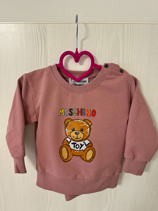 Екип на Moschino