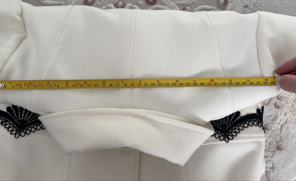 Palton elegant alb cu căptușală fină