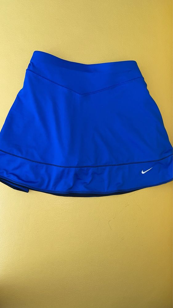 Нова спортна пола на Nike с бродирано лого