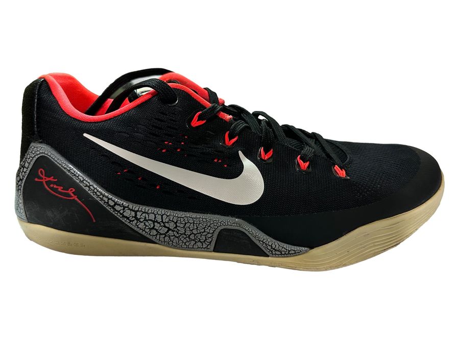 Adidasi Basket Nike Kobe 9 (IX) EM Low Laser Crimson, cateva purtari
