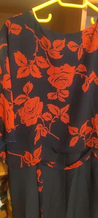 Rochie pe negru și flori pe rosu