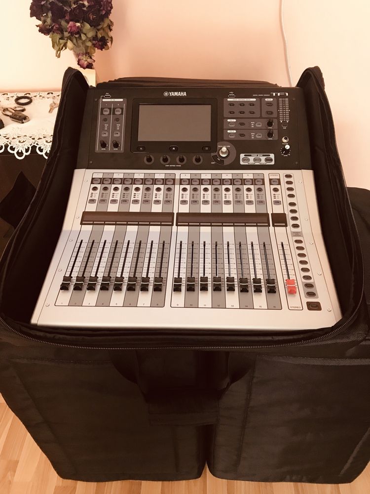 mixer digital Yamaha TF1  ,cu husa transport , wirlles si stativ mixer
