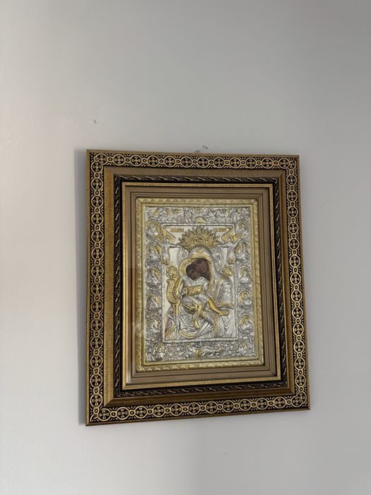 Icoană ortodoxă argintată și aurită, cu ramă sculptată