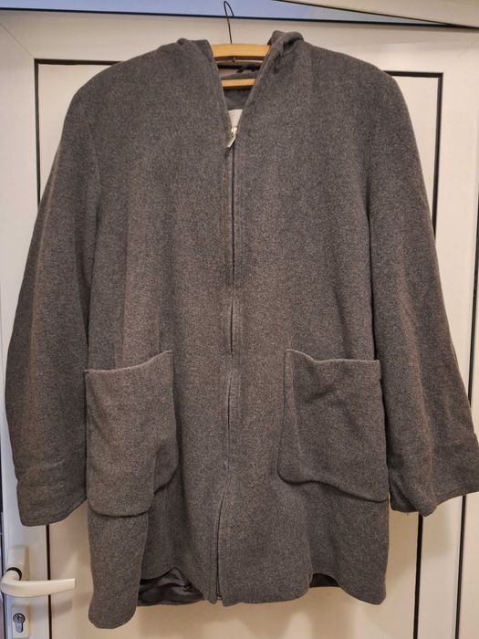 Подарявам тънко сиво палто