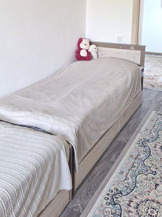 Продаются две одинаковые односпальные кровати в отличного состоянии!