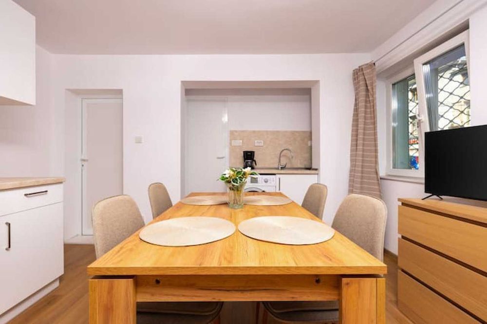 Дава се под наем Едностаен апартамент в Пловдив, Център - 25 кв.м за 245 € - Снимка #3