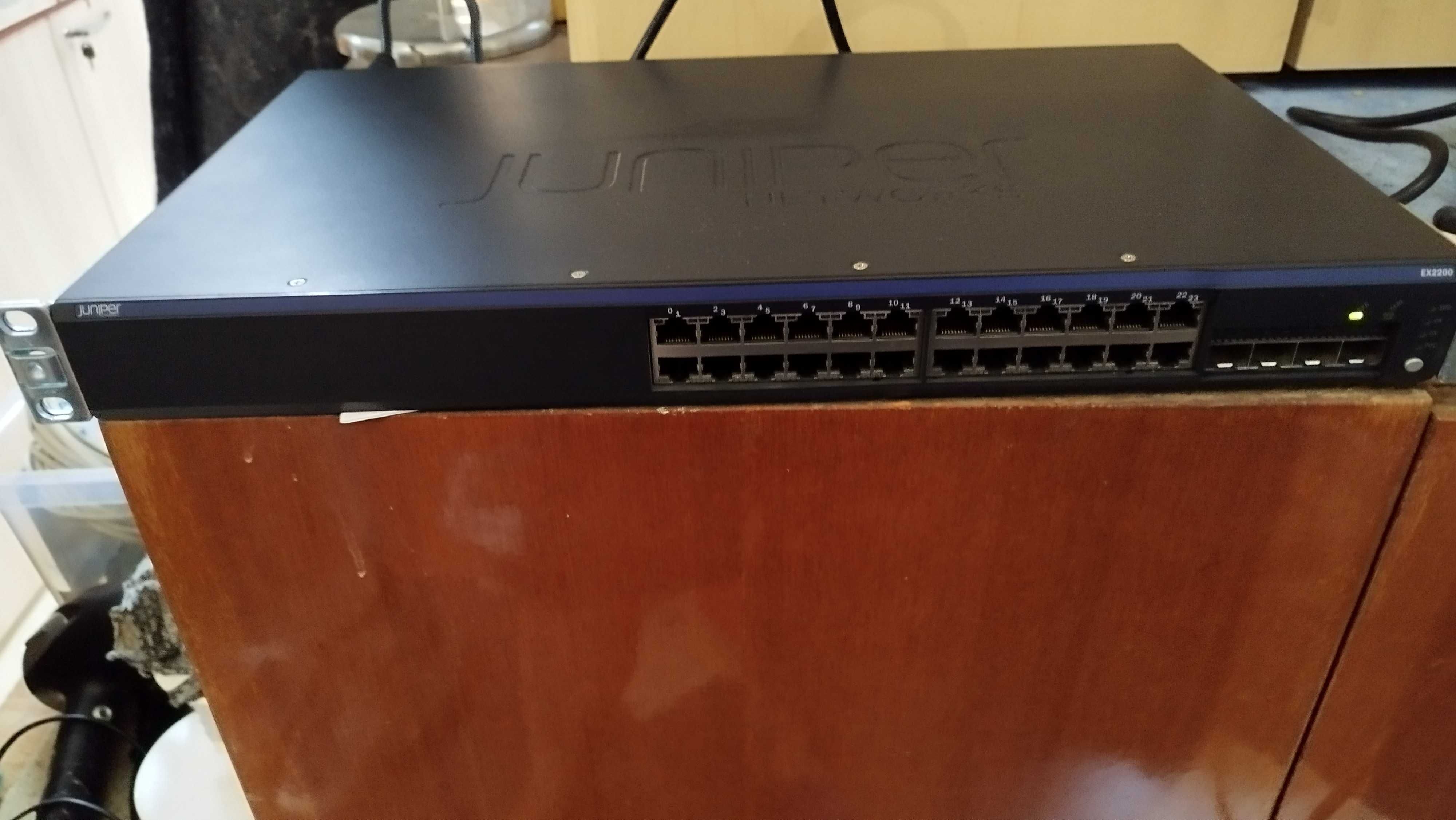 Суич  24-портов превключвател Juniper Networks EX2200  ex 2200-24T- 4G