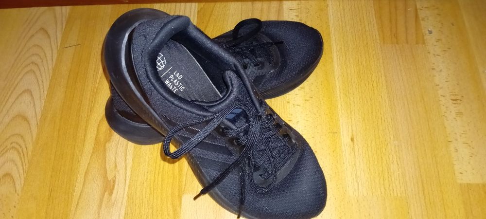 Vând Adidas pentru băiat