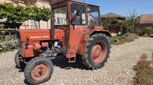 Tractor 445 cu plug in stare de funcționare și remorcă două tone