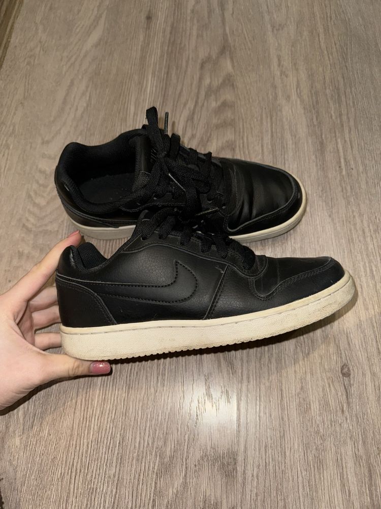 Обувки Nike, Adidas