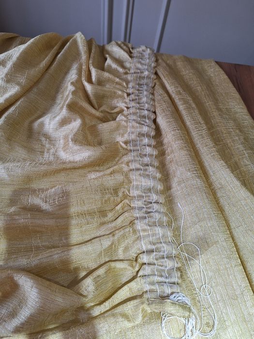Продаётся тюль полупрозрачный, золотистого цвета с отливом, новый
