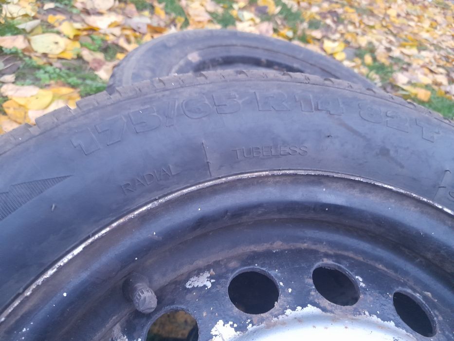 Продавам комплект зимни гуми 175/65 R14 с железни джанти