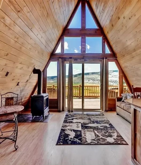 Executam case si cabane A-frame