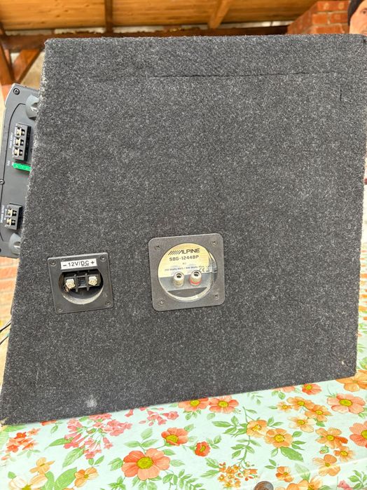 Subwoofer și stație Alpine 800 W
