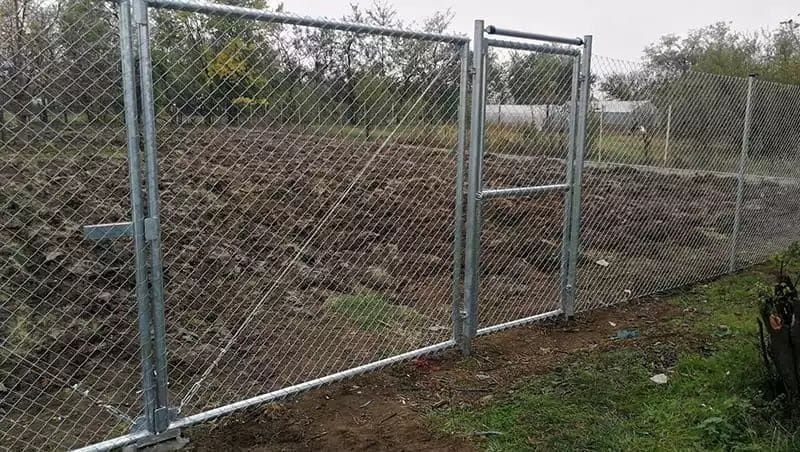 Împrejmuirea terenurilor cu plasă la val