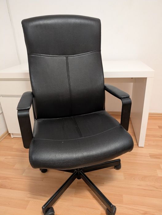 Birou Ikea Malm și scaun